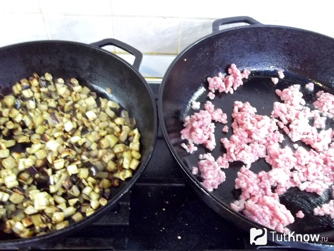 Мясо и баклажаны жарятся