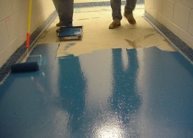 Нанесение краски на бетонный пол