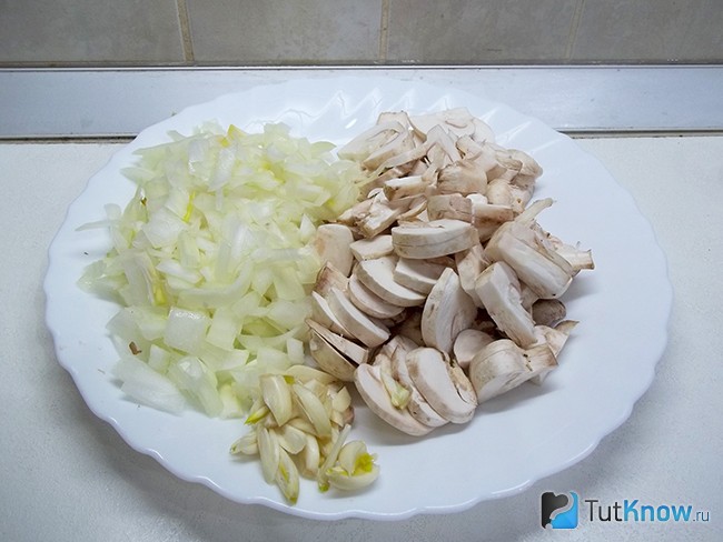 Грибы, лук и чеснок нашинкованы