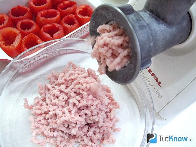 Мясо перекручено через мясорубку