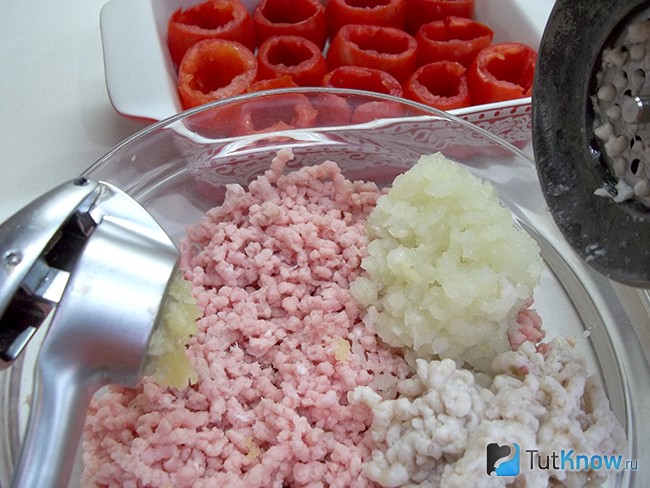 Чеснок пропущен через пресс