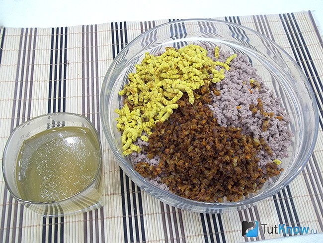 Масса заправлена бульоном и специями
