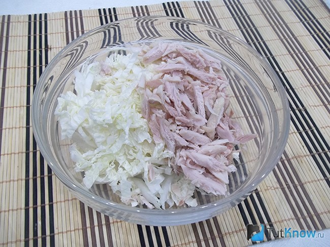 Отварное куриное мясо нарезано