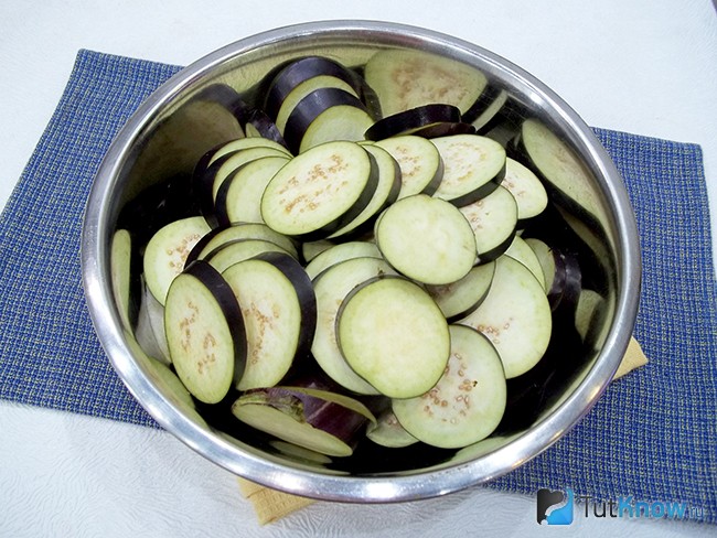 Баклажаны нарезаны кружочками