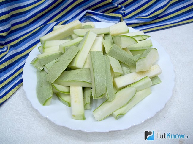 Кабачки нарезаны