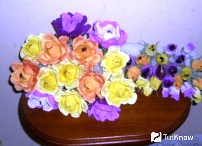 Цветы из гофробумаги и конфет