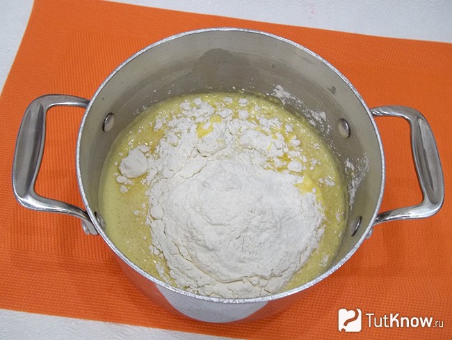 В жидкую массу насыпана мука