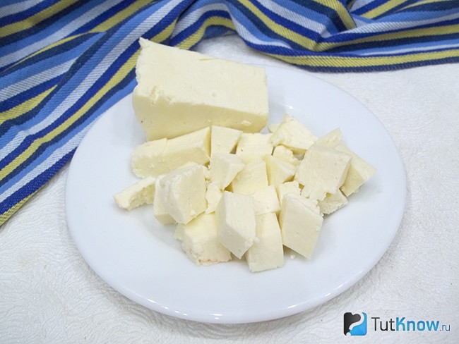 Сыр нарезан кубиками