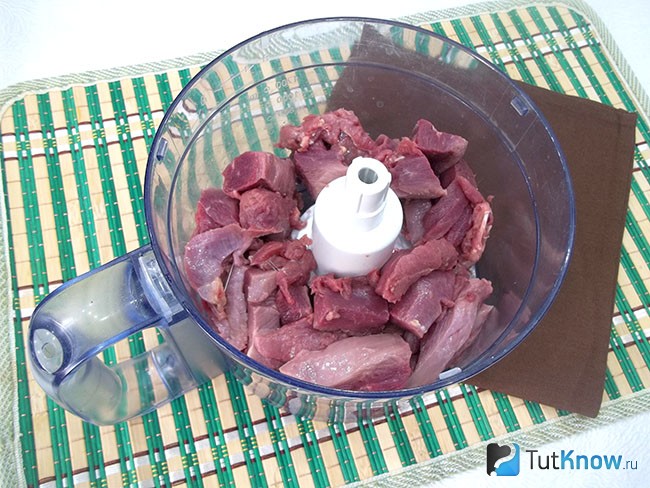 Филе нарезано и опущено в кухонный комбайн