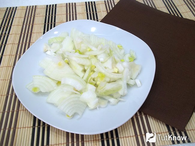Лук нашинкован полукольцами