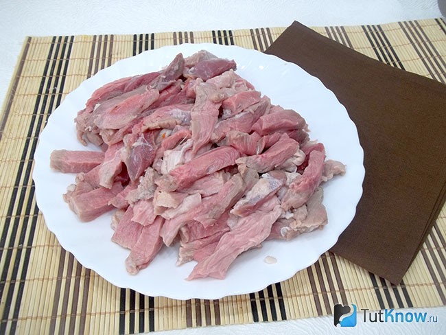 Мясо нарезано брусочками