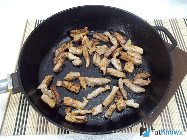 Мясо жарится в сковороде