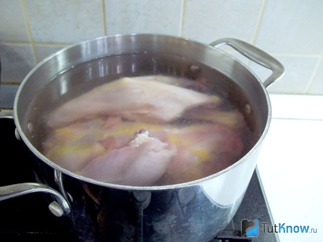 Курица вешенки сыр рецепт. 1474922635 3. Курица вешенки сыр рецепт фото. Курица вешенки сыр рецепт-1474922635 3. картинка Курица вешенки сыр рецепт. картинка 1474922635 3. В данном рецепте я выбрала вешенки, они придают приятный древесный аромат, который отсутствует у шампиньонов. Грибочки я буду жарить в сковороде, а вот курочку варить. Подавать такую закуску можно с любым гарниром. Рекомендую приготовить картофельное пюре или отварить пресный рис. Поскольку само кушанье обладает довольно интенсивным и выраженным вкусом.