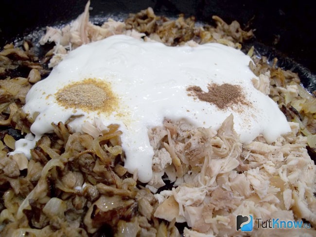 Курица вешенки сыр рецепт. 1474922636 7. Курица вешенки сыр рецепт фото. Курица вешенки сыр рецепт-1474922636 7. картинка Курица вешенки сыр рецепт. картинка 1474922636 7. В данном рецепте я выбрала вешенки, они придают приятный древесный аромат, который отсутствует у шампиньонов. Грибочки я буду жарить в сковороде, а вот курочку варить. Подавать такую закуску можно с любым гарниром. Рекомендую приготовить картофельное пюре или отварить пресный рис. Поскольку само кушанье обладает довольно интенсивным и выраженным вкусом.
