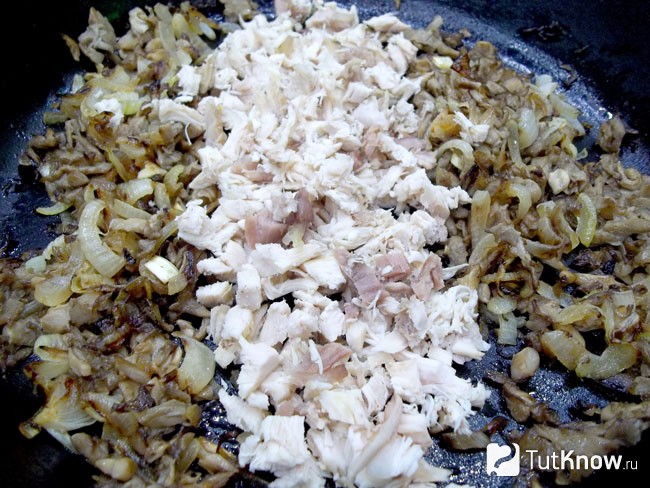 Курица вешенки сыр рецепт. 1474922658 6. Курица вешенки сыр рецепт фото. Курица вешенки сыр рецепт-1474922658 6. картинка Курица вешенки сыр рецепт. картинка 1474922658 6. В данном рецепте я выбрала вешенки, они придают приятный древесный аромат, который отсутствует у шампиньонов. Грибочки я буду жарить в сковороде, а вот курочку варить. Подавать такую закуску можно с любым гарниром. Рекомендую приготовить картофельное пюре или отварить пресный рис. Поскольку само кушанье обладает довольно интенсивным и выраженным вкусом.