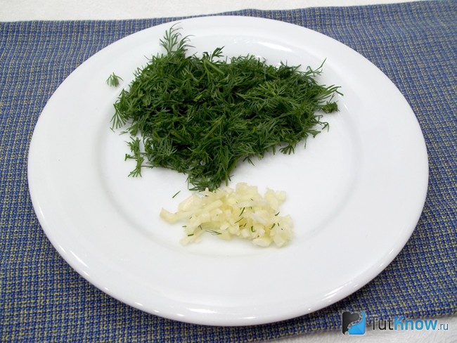 Укроп и чеснок измельчены
