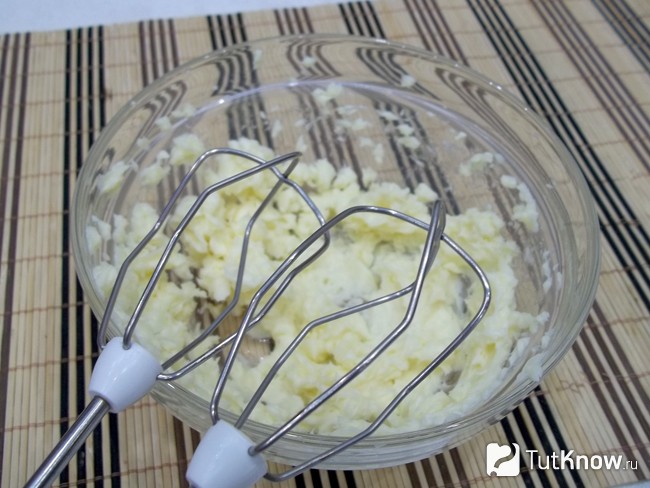 Сгущенка и масло взбиты миксером