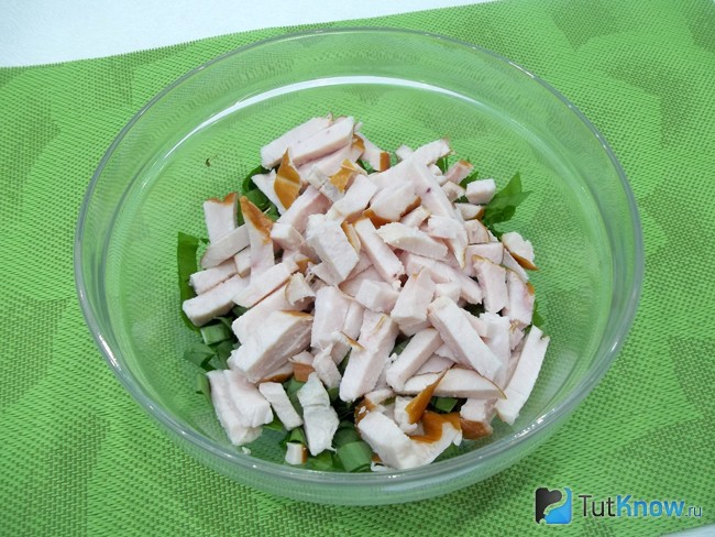 Мясо и сыр нарезаны