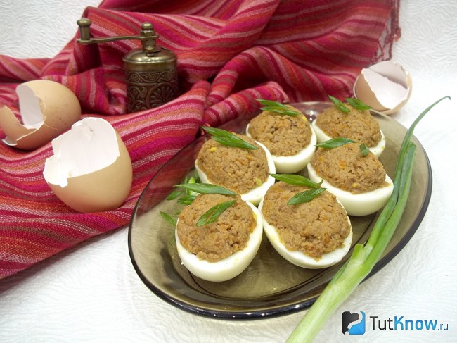 Готовые яйца, фаршированные утиным мясом