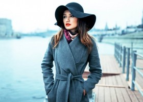 Девушка в шляпе и пальто