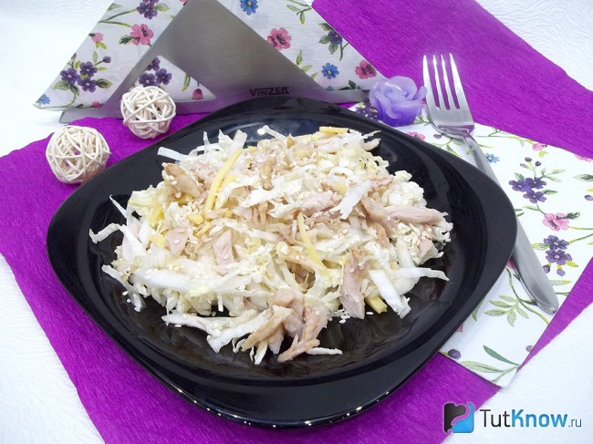 Готовый салат с пекинской капустой