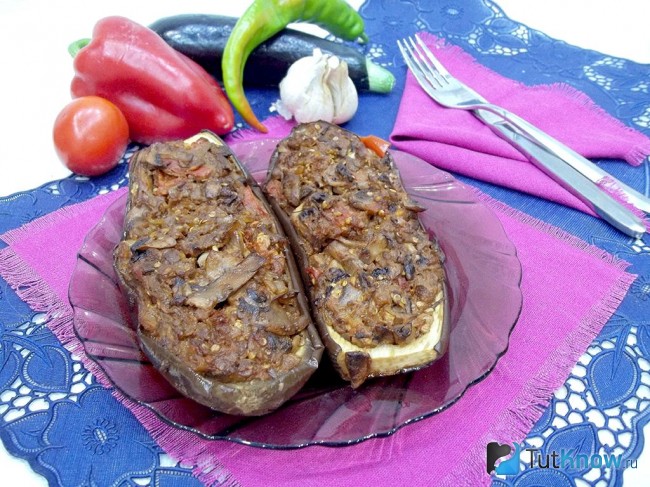 Готовые баклажаны, фаршированные шампиньонами