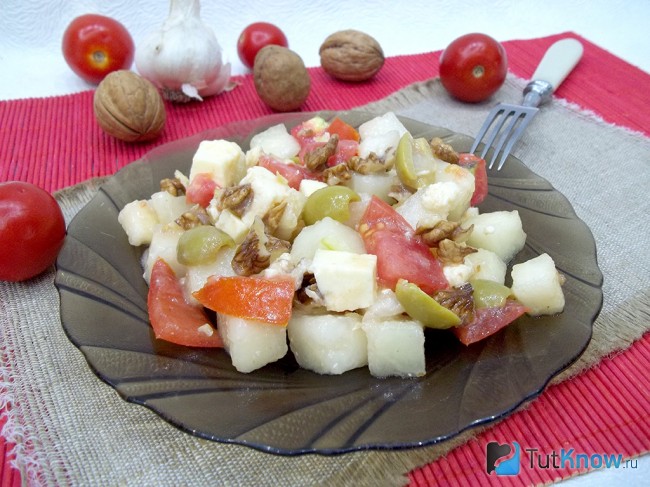 Готовый салат с дыней и маслинами