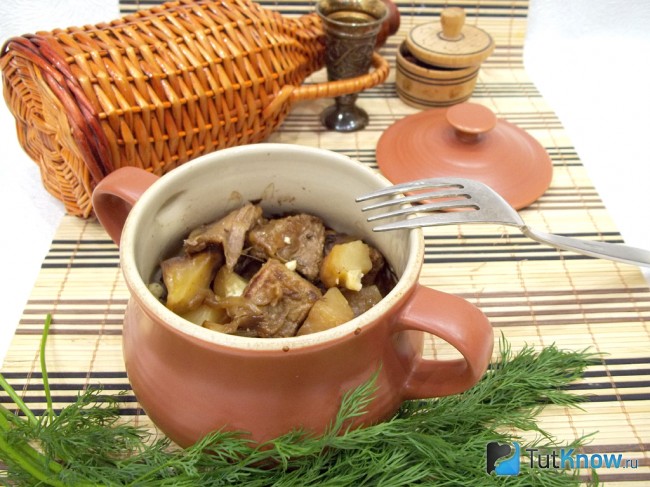 Готовое жаркое из свинины, белых грибов и картофеля в горшочках