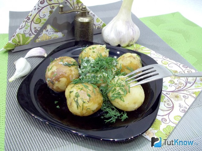 Готовый молодой картофель с чесноком и укропом