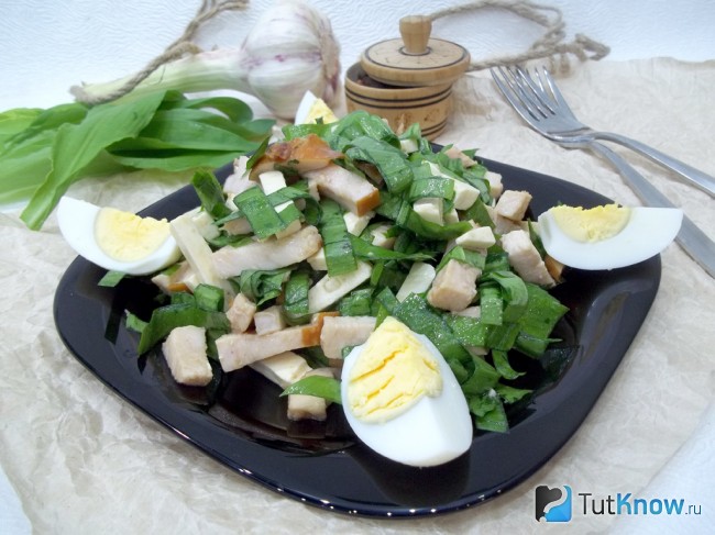 Готовый салат из черемши, мяса и сыра