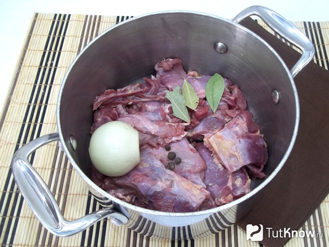 Нарезанная курица и пряности опущены в кастрюлю