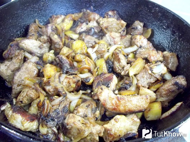 Мясо, лук и кабачки жарятся