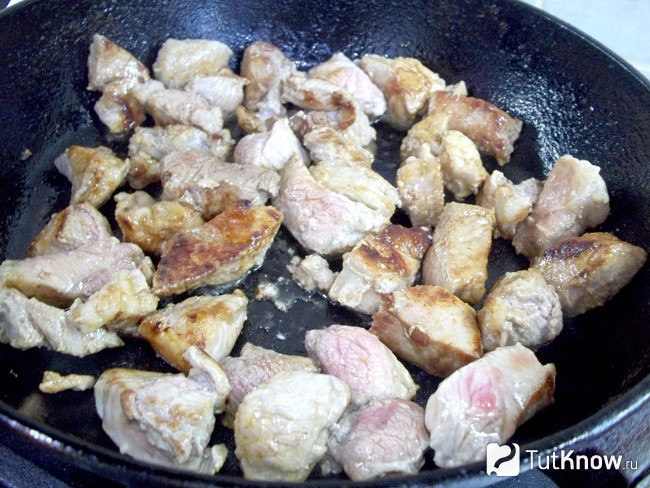 Мясо жарится в сковороде