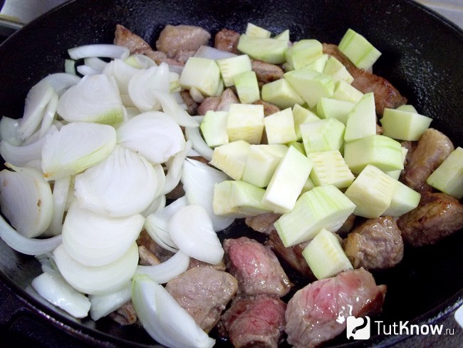 К мясу добавлен лук и кабачки