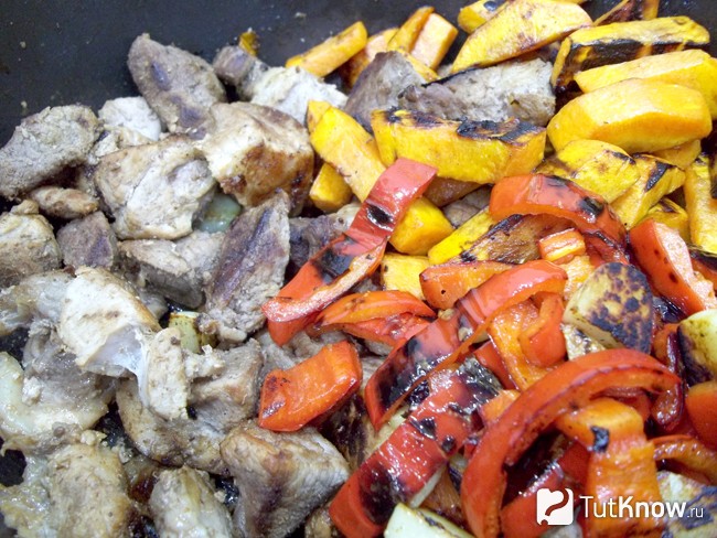 Мясо соединено с перцем и морковью