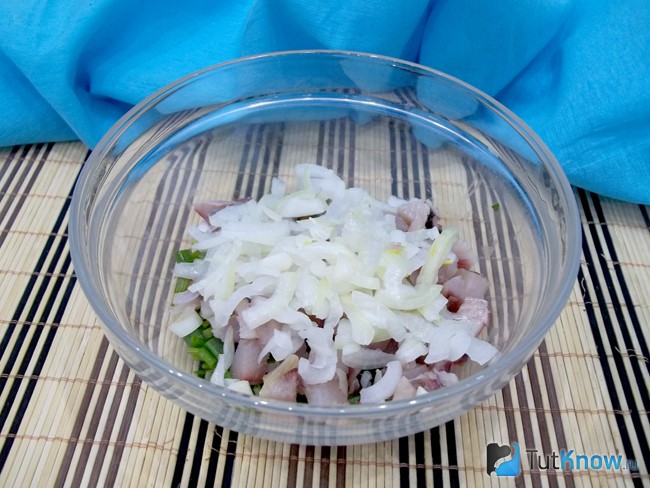 Репчатый лук замаринован и добавлен к продуктам