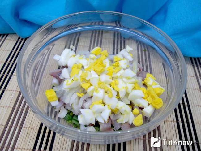 К продуктам добавлены нарезаны яйца