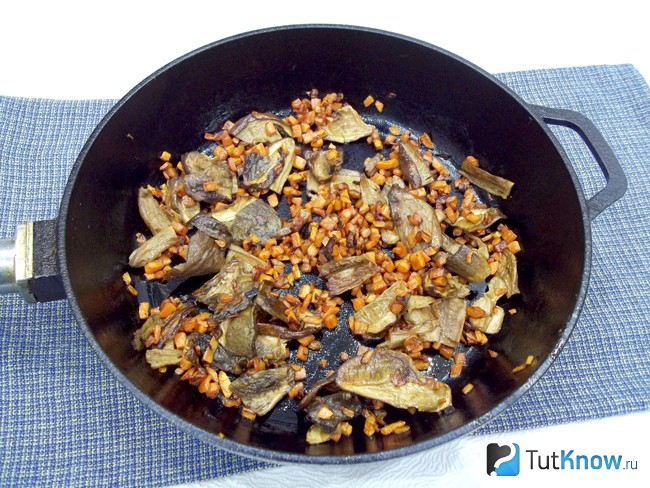 Морковь с грибами жарятся