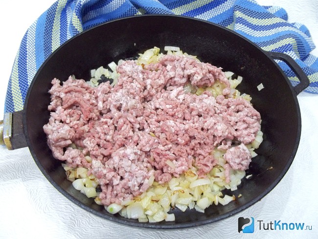 К луку добавлен фарш
