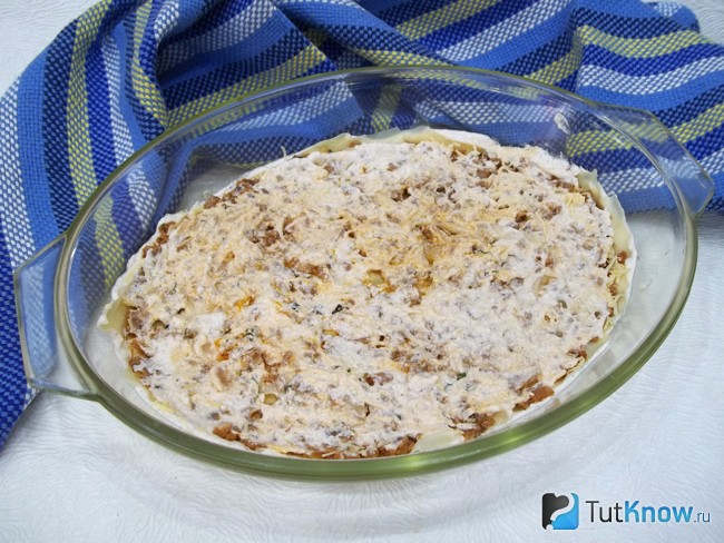 Продукты смазаны соусом