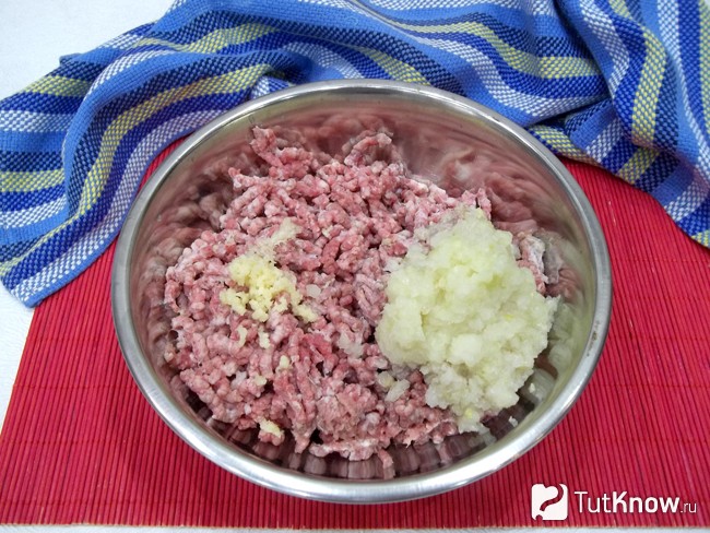 Мясо и лук перекручены, чеснок пропущен через пресс