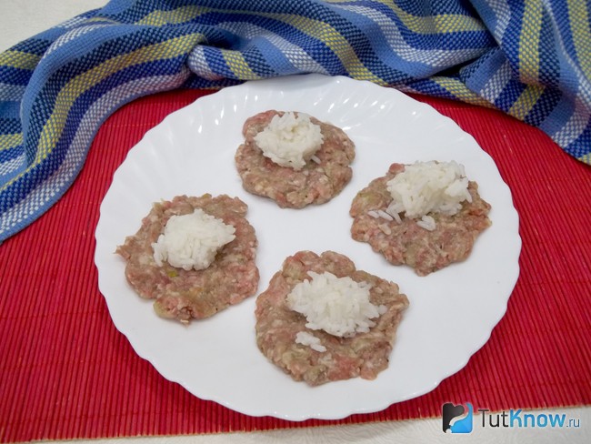На мысные лепешки выложена рисовая начинка