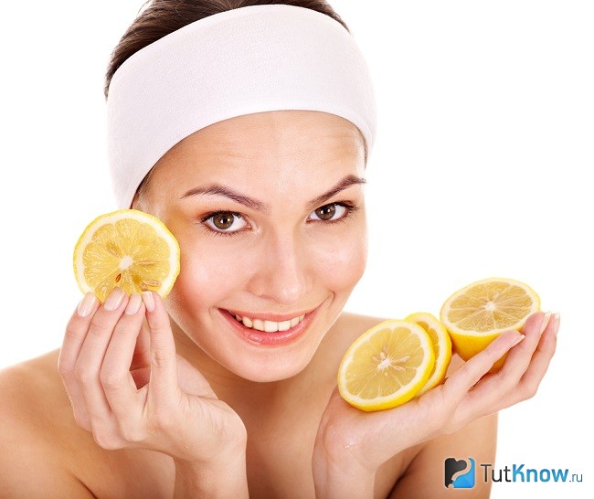 рецепты очищающих масок для лица. 1476610633 vitaminnaya ochischayuschaya maska. рецепты очищающих масок для лица фото. рецепты очищающих масок для лица-1476610633 vitaminnaya ochischayuschaya maska. картинка рецепты очищающих масок для лица. картинка 1476610633 vitaminnaya ochischayuschaya maska. Ты уже знаешь лучшие домашние маски для сухих и поврежденных волос и лучшие домашние маски для роста волос. Настало время домашнего ухода за лицом! Среди поклонников «натурального» — писатель и модель Алла Лагутина. Мы попросили ее поделиться с нами своими секретами сибирских рецептов красоты и советами по уходу за кожей лица, проверенными на личном опыте. Эксперт Cosmo по домашним маскам: «Я родилась и выросла в Сибири. В те времена не было такого разнообразия масок для лица, как сейчас. Поэтому домашние уходовые средства были скорее вынужденной мерой, чем трендом использовать исключительно натуральные ингредиенты. Однако и в наши дни многие отдают предпочтения маскам, изготовленным собственноручно, поскольку только в этом случае можно быть на 100% уверенными в их составе и качестве. Главное, что при этом нужно обязательно учитывать — это отсутствие аллергии на те, или иные природные компоненты. Поделюсь с тобой секретами масок из моего детства, а также новыми рецептами, от которых я вижу реальный результат».