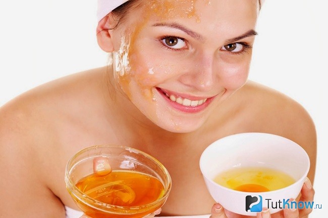 рецепты очищающих масок для лица. 1476610655 recept ochischayuschih masok dlya suhoy kozhi. рецепты очищающих масок для лица фото. рецепты очищающих масок для лица-1476610655 recept ochischayuschih masok dlya suhoy kozhi. картинка рецепты очищающих масок для лица. картинка 1476610655 recept ochischayuschih masok dlya suhoy kozhi. Ты уже знаешь лучшие домашние маски для сухих и поврежденных волос и лучшие домашние маски для роста волос. Настало время домашнего ухода за лицом! Среди поклонников «натурального» — писатель и модель Алла Лагутина. Мы попросили ее поделиться с нами своими секретами сибирских рецептов красоты и советами по уходу за кожей лица, проверенными на личном опыте. Эксперт Cosmo по домашним маскам: «Я родилась и выросла в Сибири. В те времена не было такого разнообразия масок для лица, как сейчас. Поэтому домашние уходовые средства были скорее вынужденной мерой, чем трендом использовать исключительно натуральные ингредиенты. Однако и в наши дни многие отдают предпочтения маскам, изготовленным собственноручно, поскольку только в этом случае можно быть на 100% уверенными в их составе и качестве. Главное, что при этом нужно обязательно учитывать — это отсутствие аллергии на те, или иные природные компоненты. Поделюсь с тобой секретами масок из моего детства, а также новыми рецептами, от которых я вижу реальный результат».