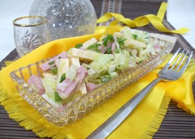 Легкий салат с капустой, колбасой и сыром