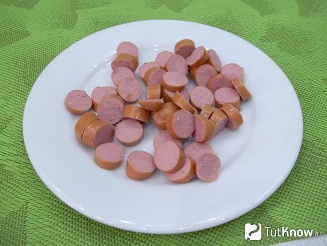 Сардельки нарезаны кольцами