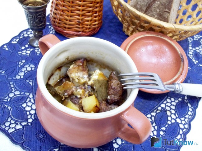 Готовая свинина с овощами в горшочках