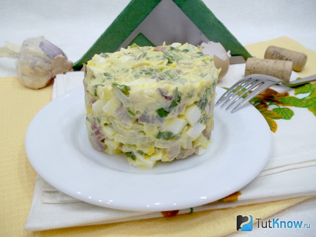 Готовый салат с селедкой