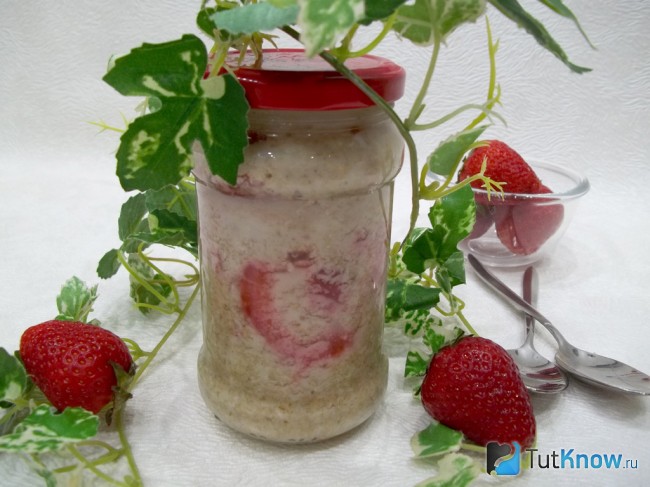 Хлопья из овсянки с клубникой. 1477594584 1. Хлопья из овсянки с клубникой фото. Хлопья из овсянки с клубникой-1477594584 1. картинка Хлопья из овсянки с клубникой. картинка 1477594584 1. Помимо этого, такой завтрак будет прекрасным вариантом и незаменимым помощником, если вы решите похудеть. Для этого нужно будет только привычное молоко заменить обезжиренным йогуртом или обычной питьевой водой. Рецепт ленивой овсянки в банке уникален тем, что готовится в идеальном размере на одну порцию. Если утром не успел позавтракать, то банку из холодильника можно брать с собой на работу или тренировку в зал. Ну, и конечно, нельзя не отметить, что содержится в блюде много клетчатки, белка и кальция, а главное практически отсутствует жир и сахар.