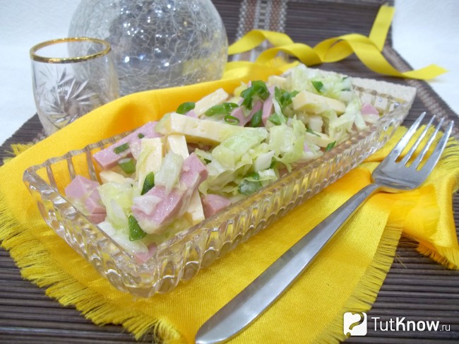 Готовый легкий салат с капустой, колбасой и сыром